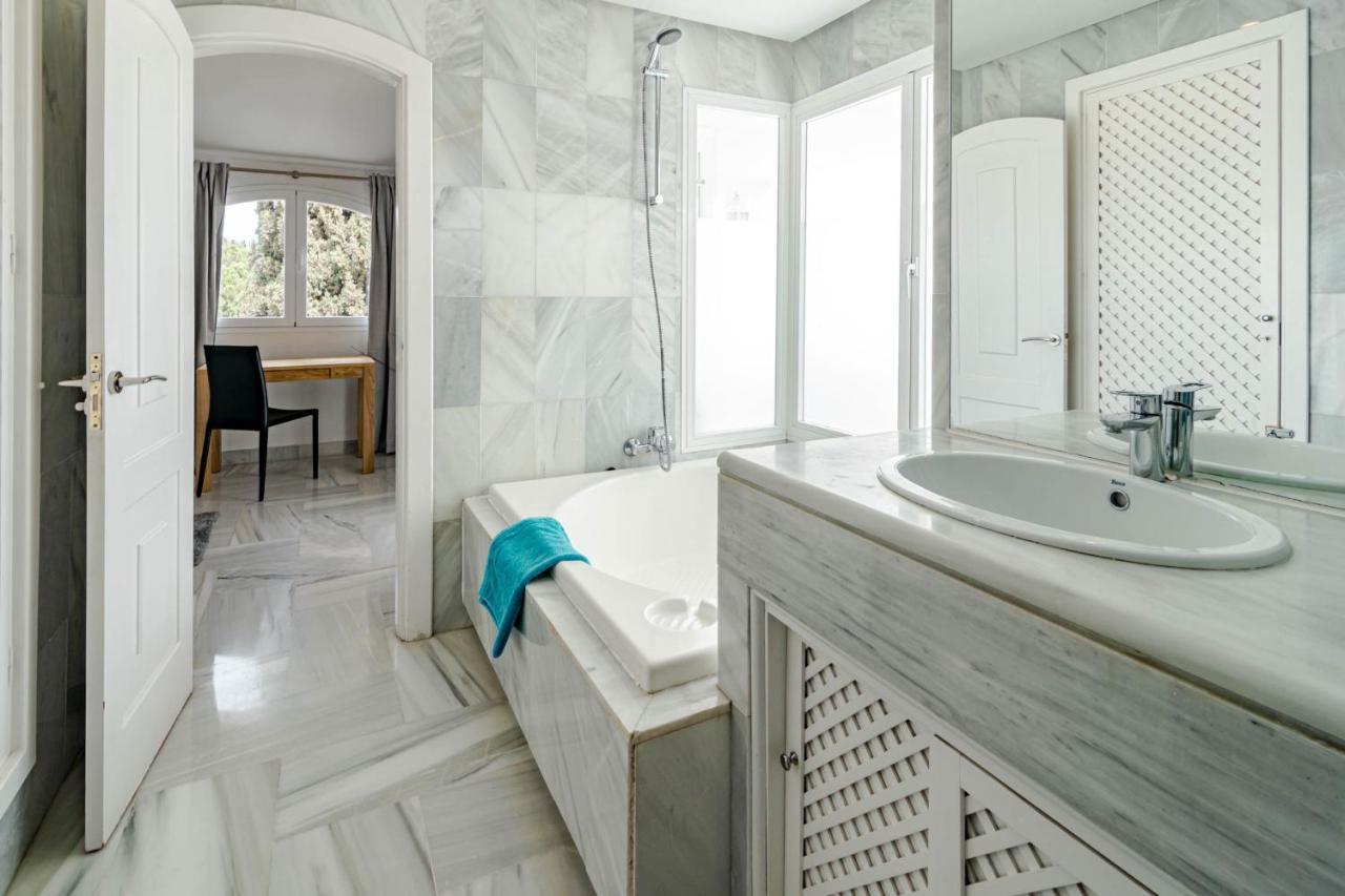 Stunning 4-bedroom Townhouse With Breathtaking Views In Dom wakacyjny Marbella